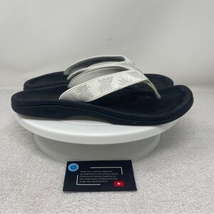 OluKai Women’s Bright White Hua Sandals Size 8 Slip On Thong Floral